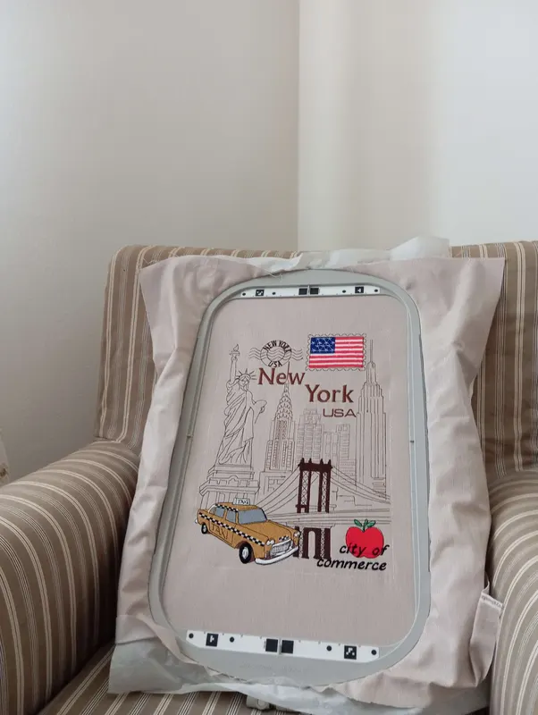 Cuscino ricamato con soggetto New York