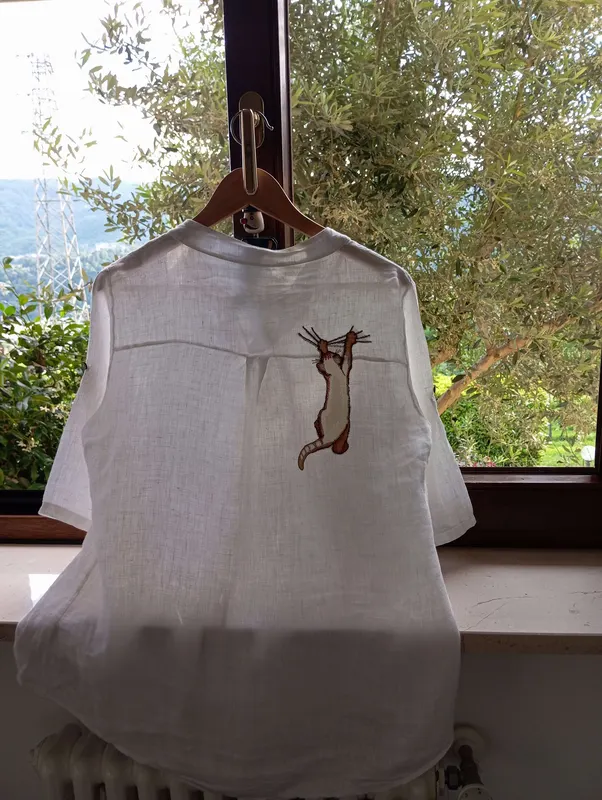 Camicia con ricamo di un gatto