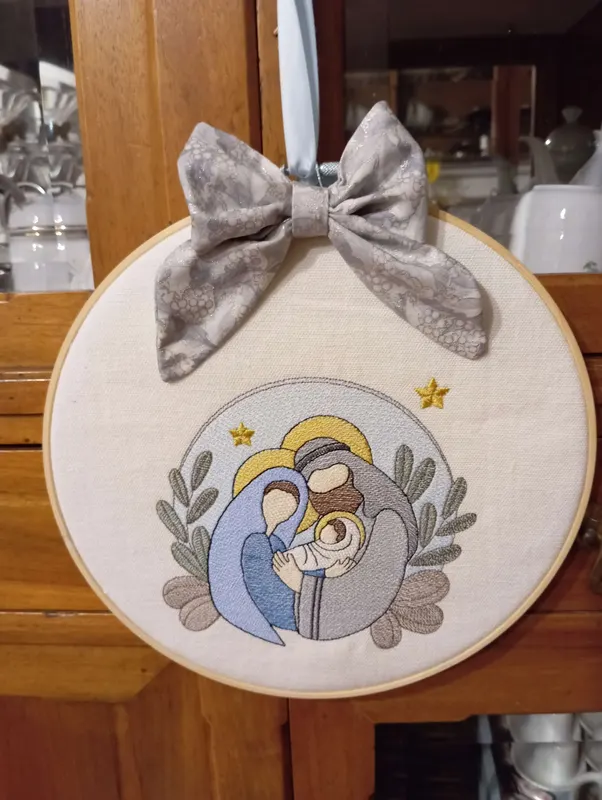 Natività ricamata su telaio con fiocco