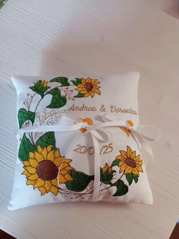 Cuscino portafedi ricamato con girasoli, nomi e data