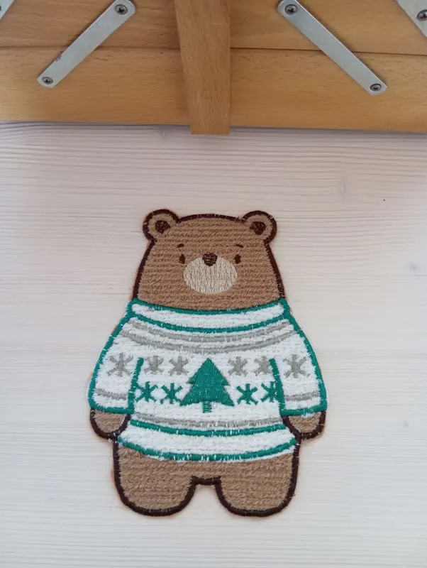 Applicazione ricamata a forma di orsetto con maglione