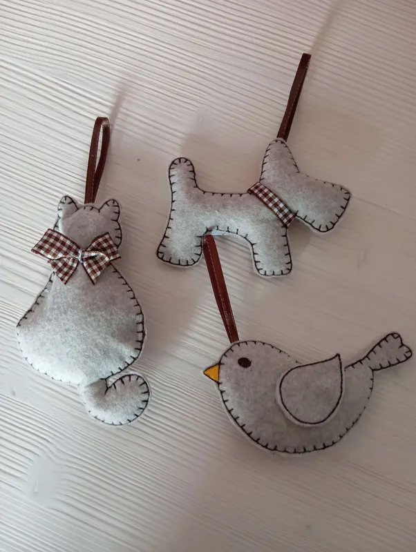 Decorazioni in feltro a forma di gatto e uccellino