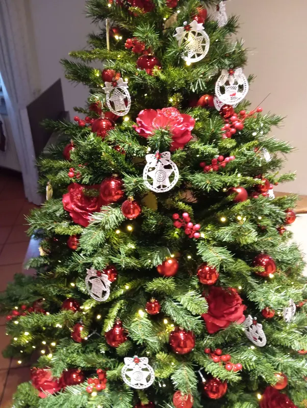 Albero di Natale addobbato con decorazioni ricamate
