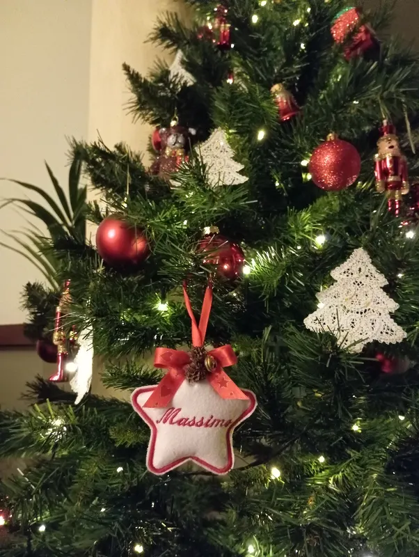 Decorazioni in pizzo ricamato sull'albero di Natale